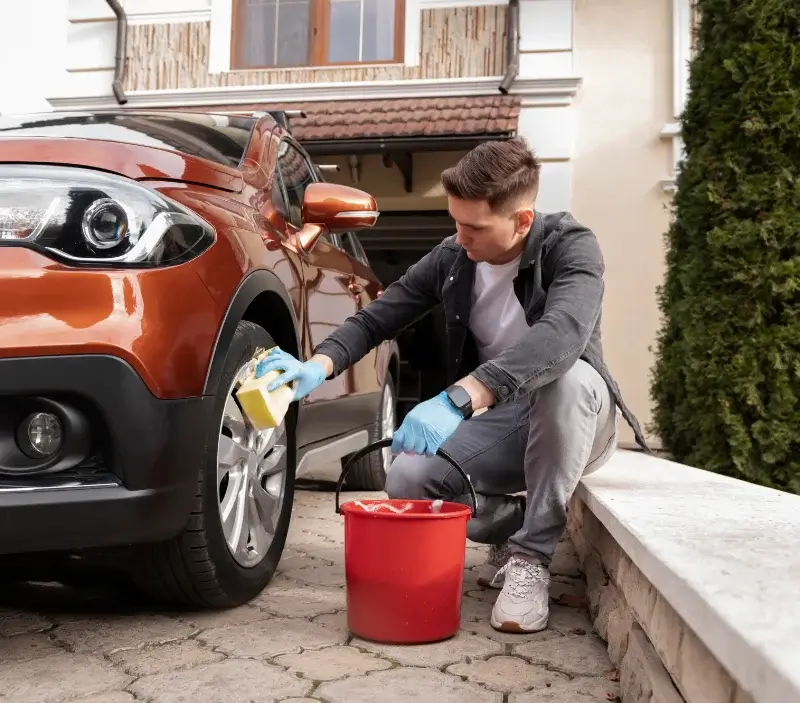 Lavage auto à domicile Champagne-sur-Seine : professionnel intervenant sur un véhicule